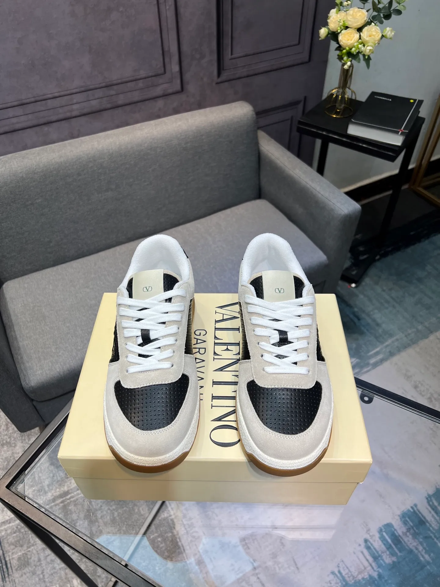 Men's shoes 💰720 VALENTINO Valentino 2025 popular casual sports shoes! 👍Fabric: Original custom punched + full-grain cowhide 👍Feet: cowhide + V-mark special injection insole (original 1:1) 👍Outsole: TPR+raw rubber combination wear-resistant outsole 👍Packaging: original beige full set of noble counter packaging 👍Code number: women's 35-41, men's 38-45 women's 40.41 men's 45.46 customized